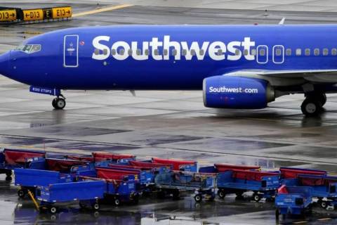 Un avión de Southwest Airlines pasa junto a carros de equipaje sin usar a su llegada, el 28 de ...