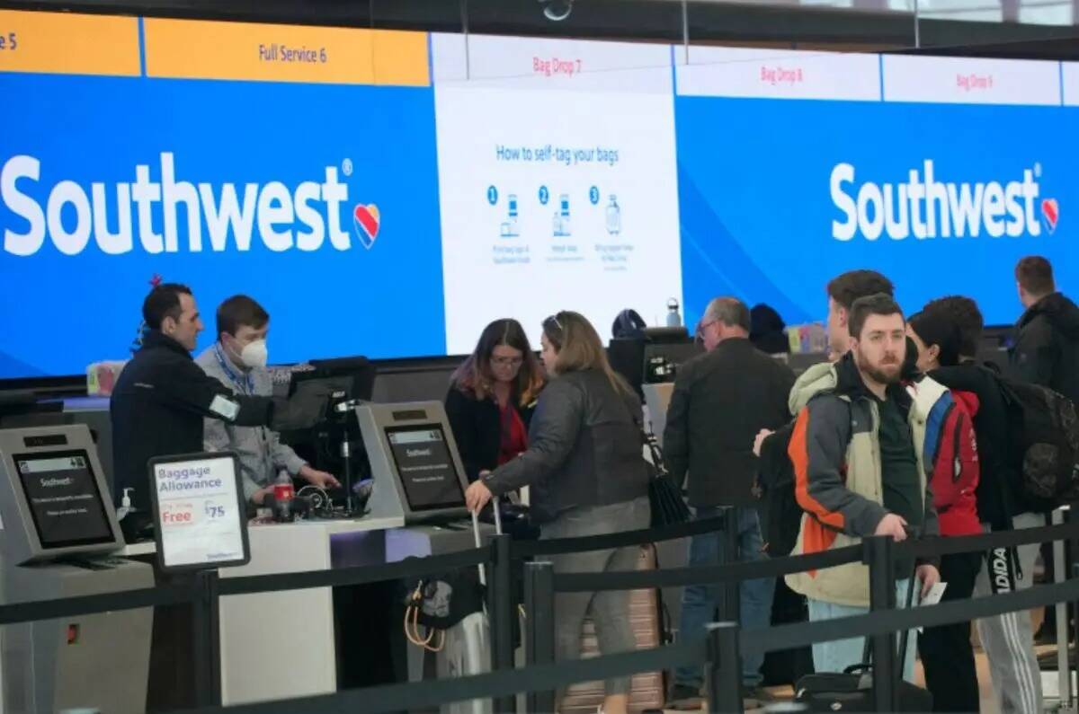 Viajeros hacen fila en los mostradores de registro de Southwest Airlines en el Aeropuerto Inter ...