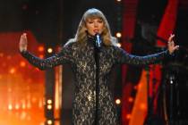 Taylor Swift se presenta durante la ceremonia de inducción al Salón de la Fama del Rock and R ...
