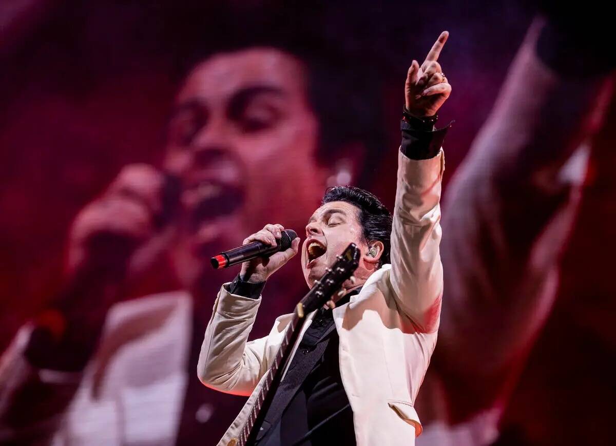 El cantante de Green Day, Billie Joe Armstrong, se presenta en el Downtown Stage durante el seg ...