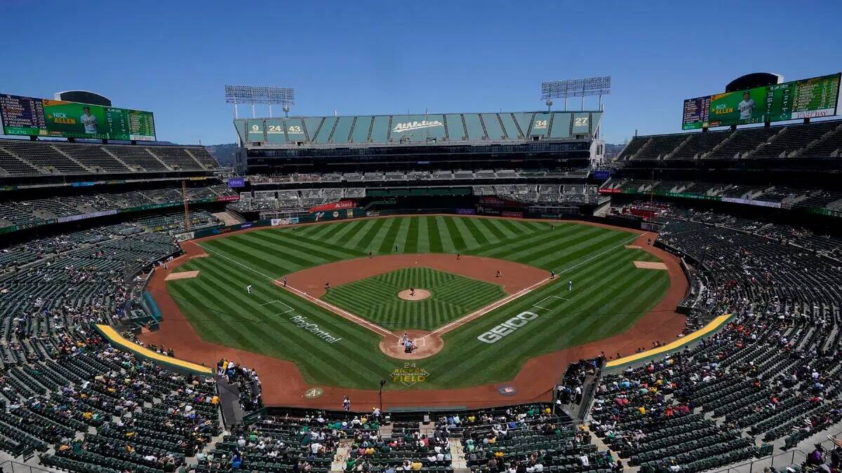 Aficionados en RingCentral Coliseum ven un partido de béisbol entre los Oakland Athletics y lo ...