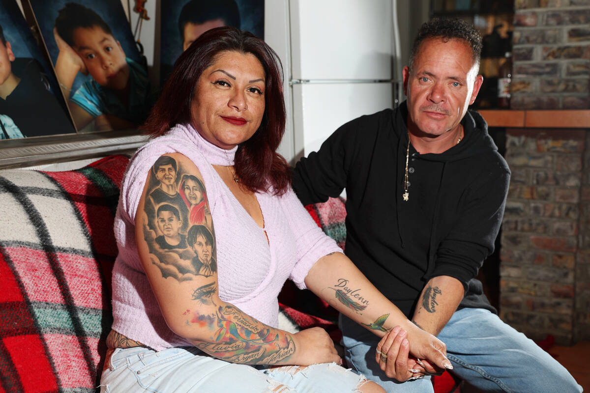 Erlinda Zacarias, a la izquierda, y su esposo, Jesús Mejía-Santana, posan para un retrato en ...