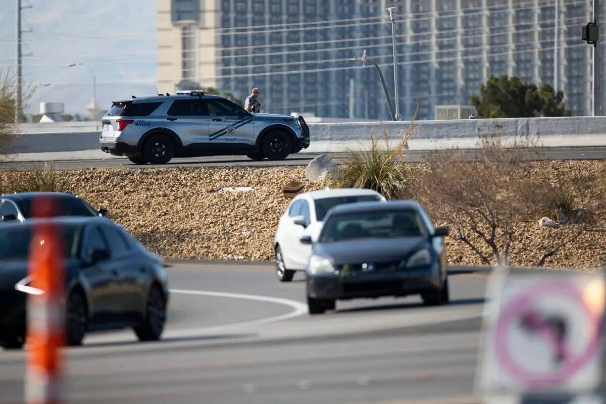 Un agente de Nevada Highway Patrol bloquea la entrada a la autopista I-15 en Flamingo Road ya q ...
