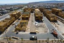 La construcción está en marcha para una nueva urbanización en la zona de Desert Foothills Dr ...