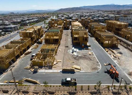 La construcción está en marcha para una nueva urbanización en la zona de Desert Foothills Dr ...