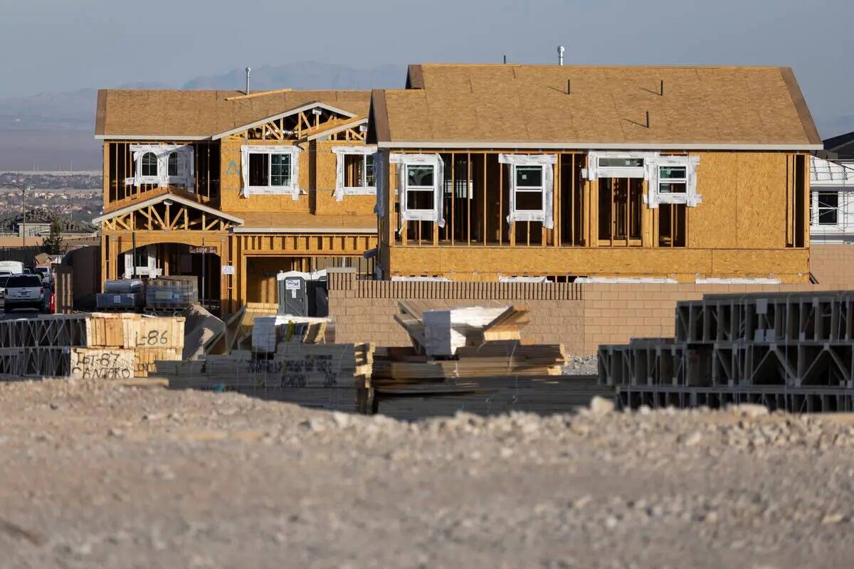 Nueva construcción de viviendas en Skye Canyon Master Planned Community en Las Vegas se ve el ...