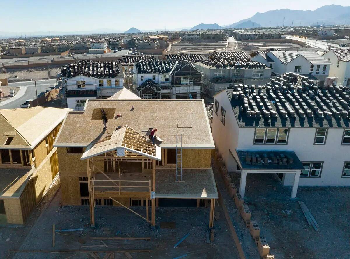 Construcción en marcha de una nueva comunidad de viviendas en el noroeste de Las Vegas, en Sky ...