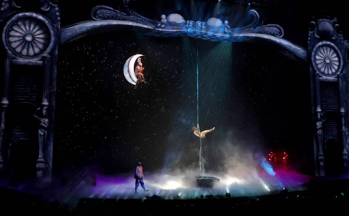 Miembros del reparto se presentan durante la gran reapertura de "Michael Jackson ONE by Cirque ...