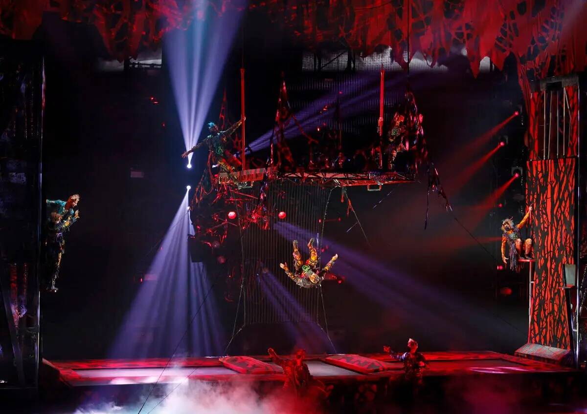 Miembros del reparto se presentan durante la gran reapertura de "Michael Jackson ONE by Cirque ...