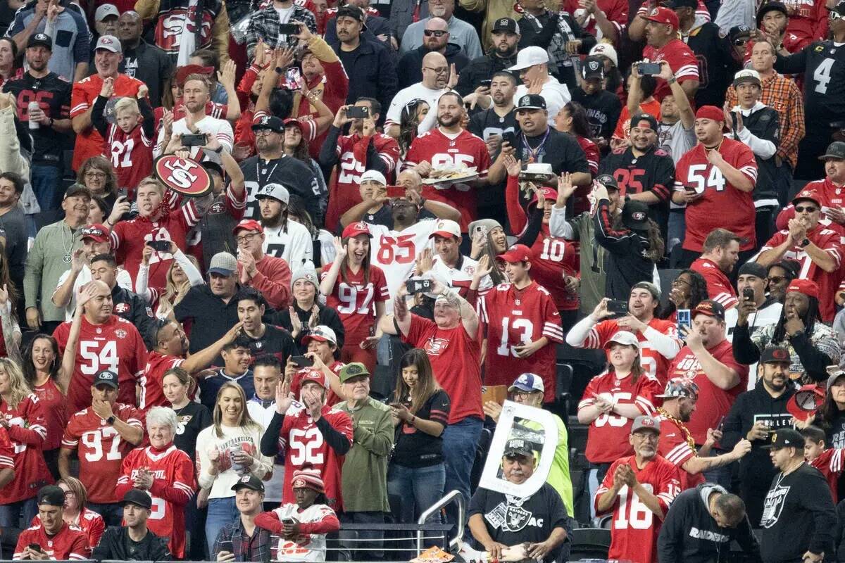 Un mar de fans de los 49ers de San Francisco toman una sección del Allegiant Stadium para un p ...
