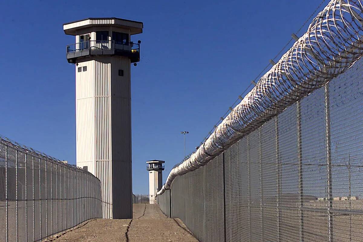 Torres de vigilancia en High Desert State Prison, cerca de Indian Springs. (Las Vegas Review-Jo ...