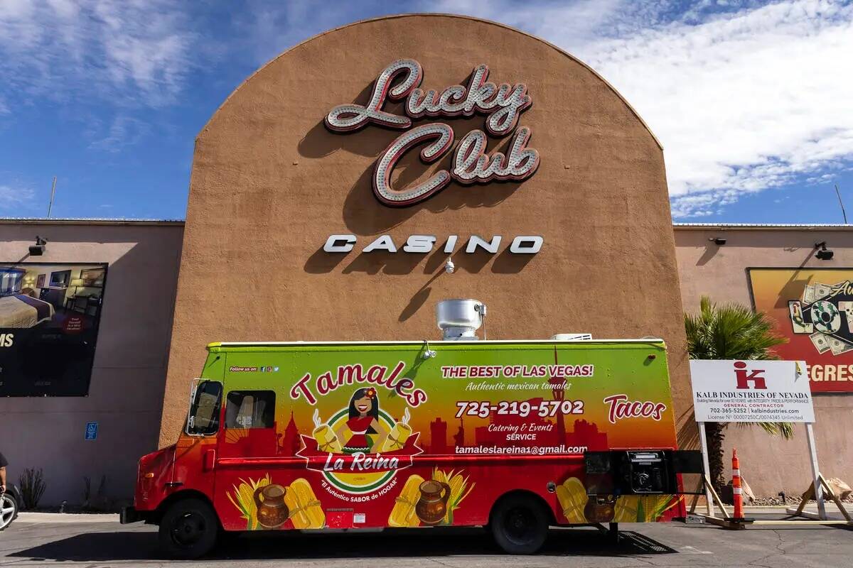 Un camión de comida se llena frente al hotel-casino Lucky Club el martes 20 de septiembre de 2 ...