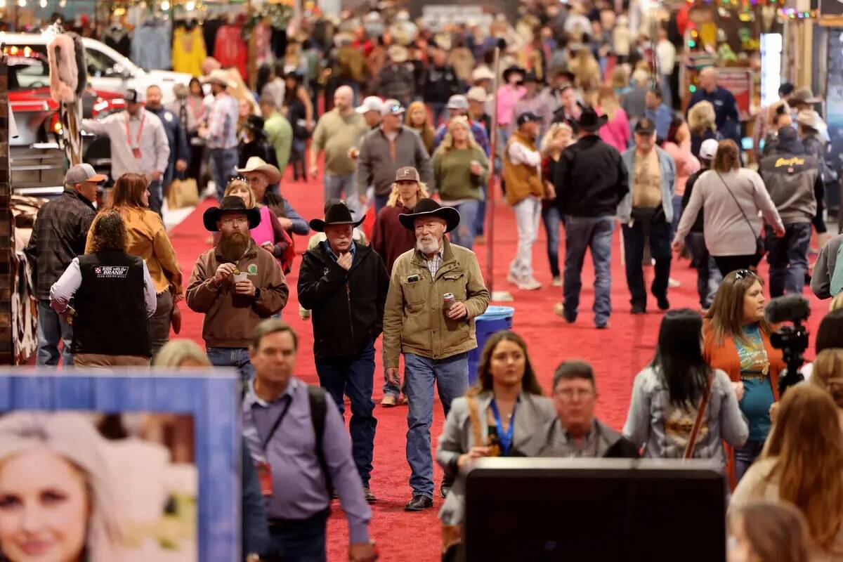 Compradores echan un vistazo a los stands durante la Cowboy Christmas en Las Vegas Convention C ...