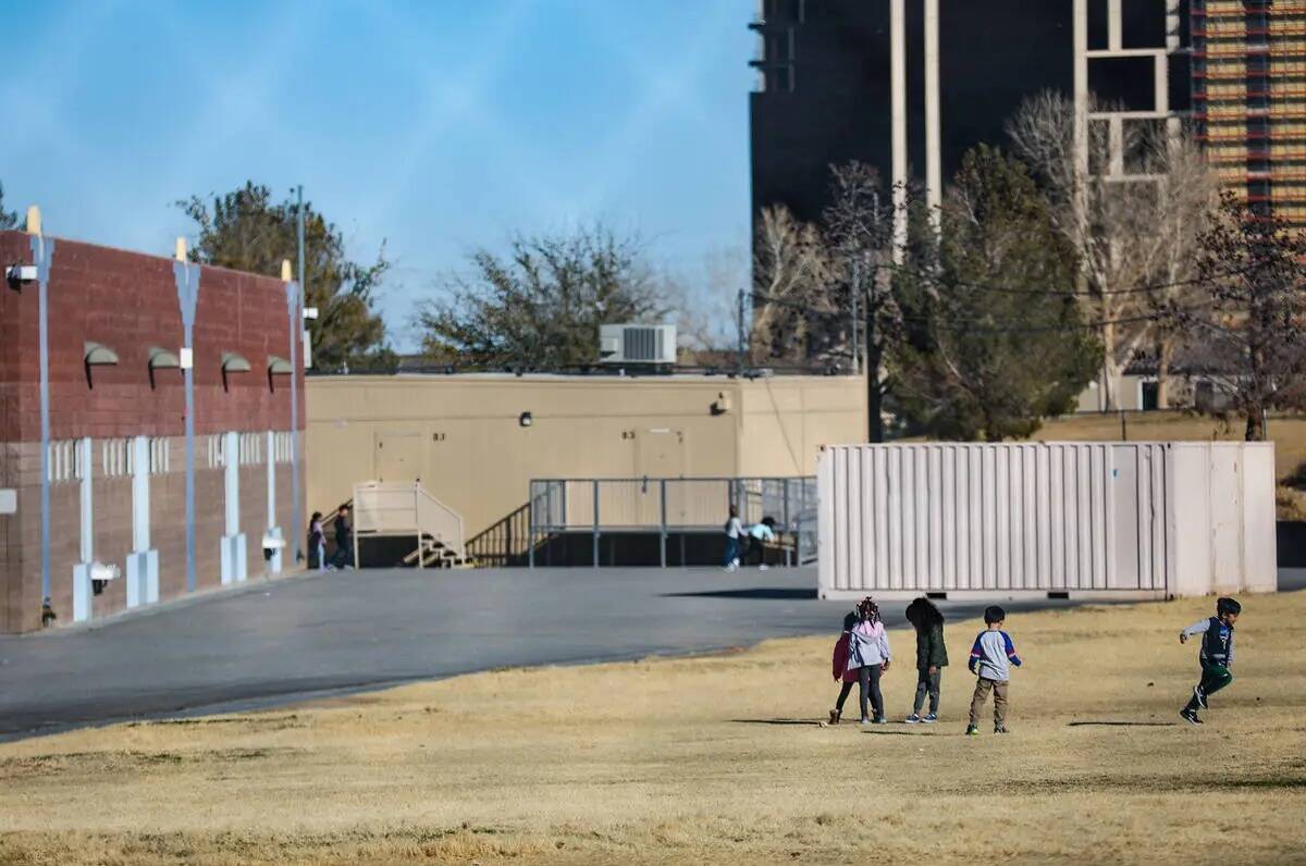 Los niños juegan en el campo en Wayne N. Tanaka Elementary School en Las Vegas, martes, 31 de ...