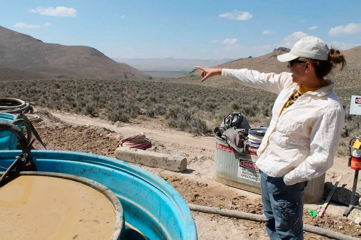 Melissa Boerst, geóloga de Lithium Nevada Corp., señala una zona de futura exploración desde ...