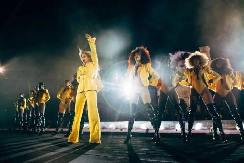 Beyonce se presenta durante la gira Formation World Tour en el estadio MetLife el viernes 7 de ...