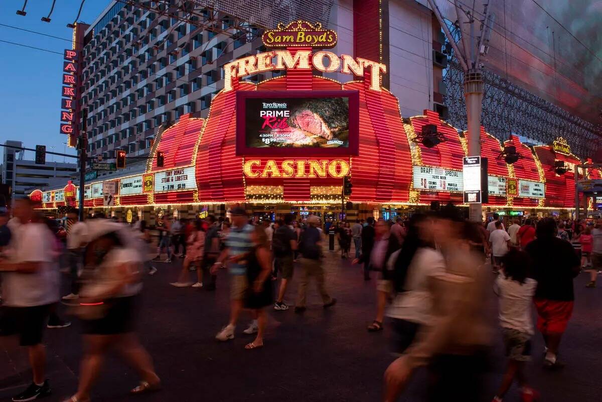 Fremont Street Experience en Fremont Street y Casino Center Boulevard, en junio de 2022 en Las ...