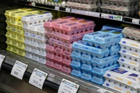 Cartones de huevos se exhiben en HarvesTime Foods el jueves 5 de enero de 2023, en Chicago. (AP ...