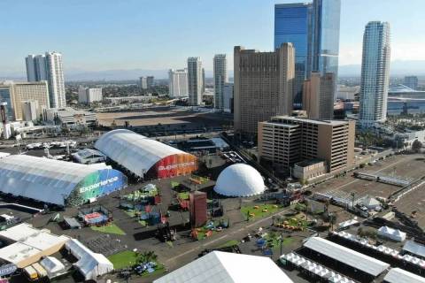 Vista aérea de Las Vegas Festival Grounds en la esquina de Sahara y Las Vegas Boulevard en dic ...