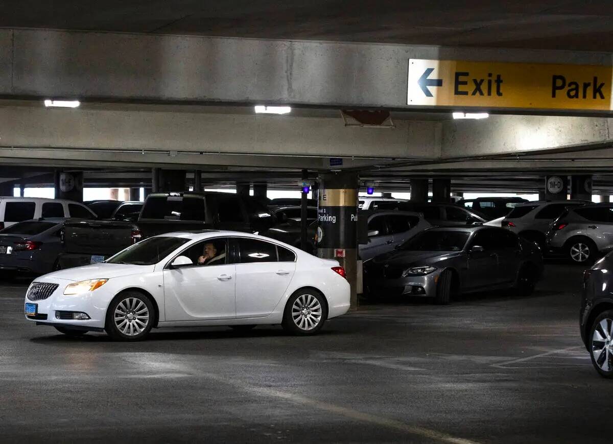 Un pasajero busca un espacio de estacionamiento en el nivel dos del estacionamiento de la Termi ...