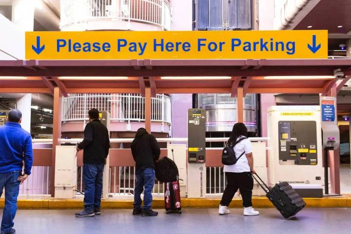 Los pasajeros que llegan pagan su tarifa de estacionamiento en el nivel dos del estacionamiento ...