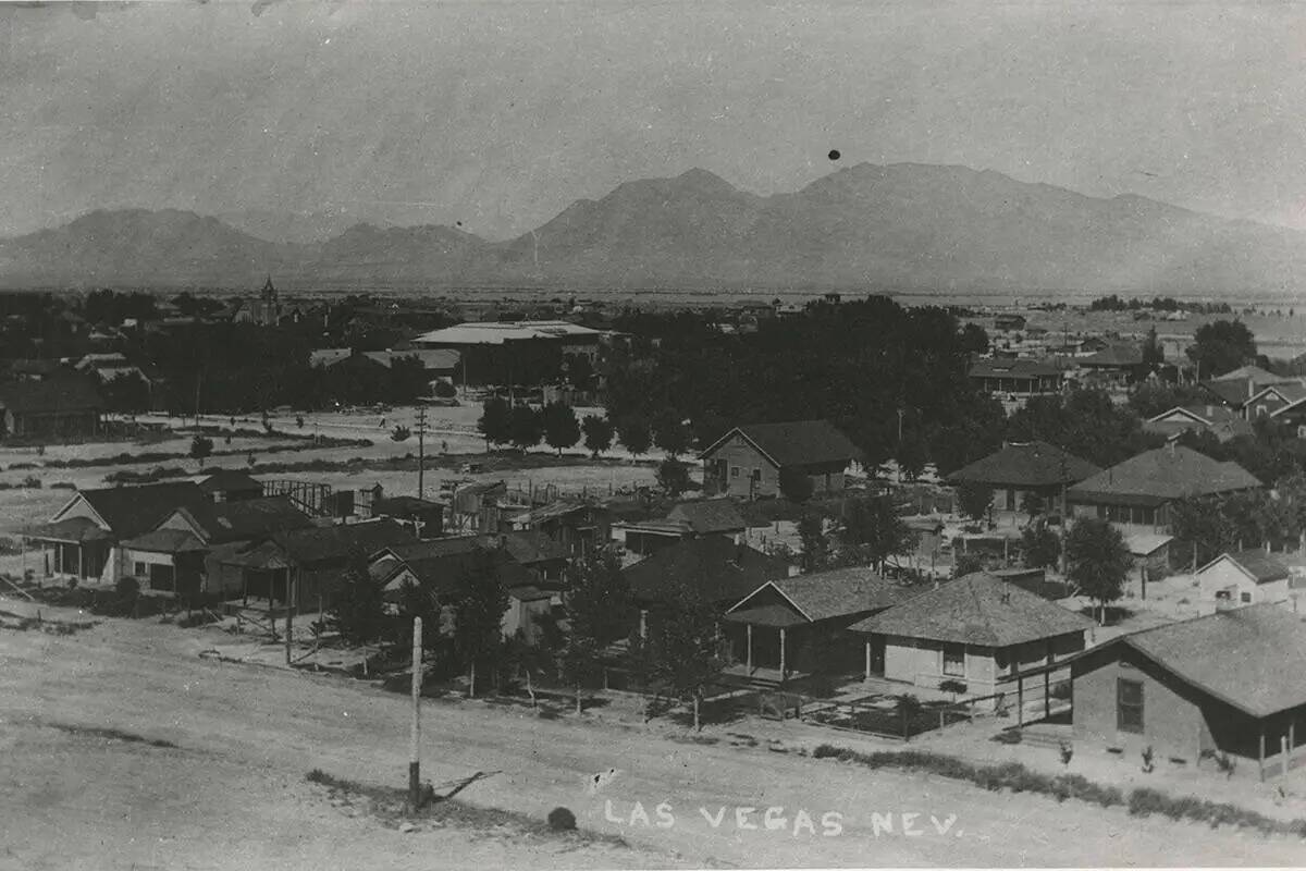 Una vista de Main Street en Las Vegas con Sunrise Mountain (izquierda) y Frenchman Mountain (de ...