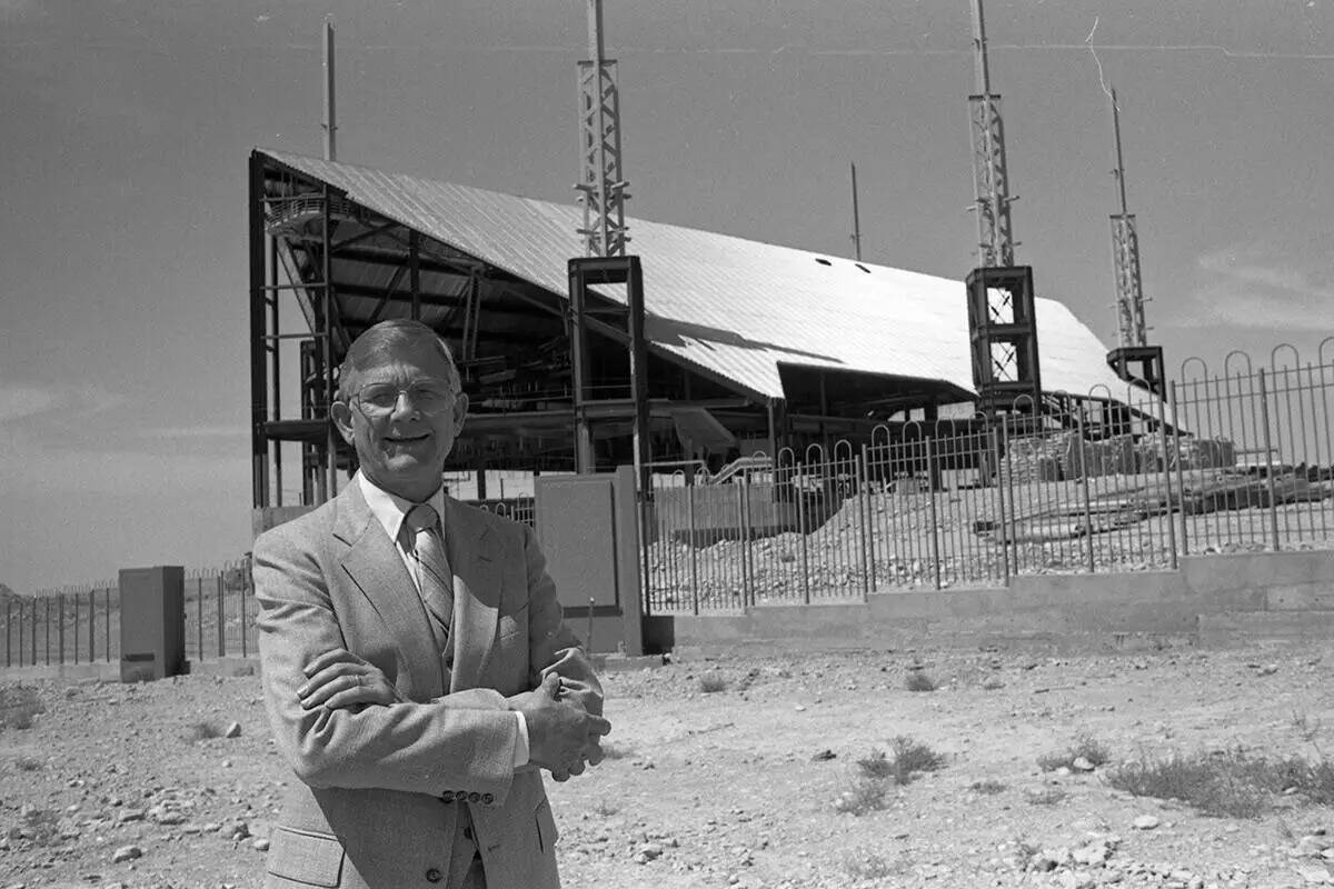 Don Christensen frente a un templo en construcción el 9 de septiembre de 1987, en la base de l ...