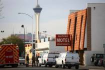 Bomberos de Las Vegas responden al lugar de un incendio en el Motel Alpine que dejó seis muert ...