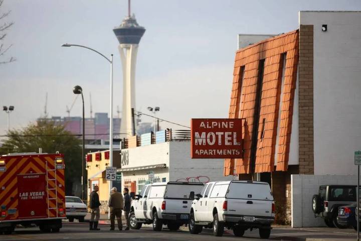 Bomberos de Las Vegas responden al lugar de un incendio en el Motel Alpine que dejó seis muert ...