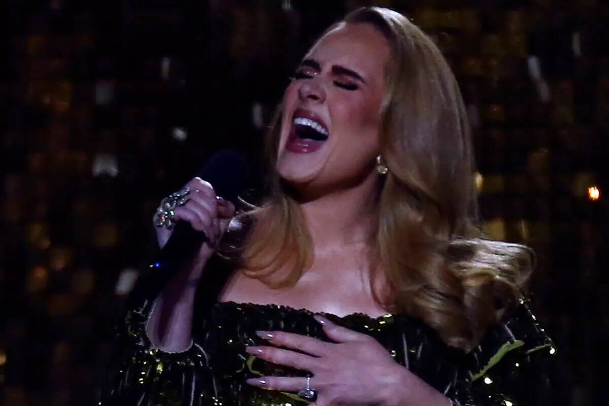 Adele se presenta en el escenario de los Brit Awards 2022 en Londres el martes 8 de febrero de ...