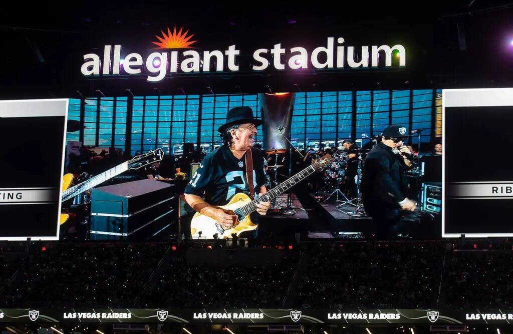 El músico y residente de Las Vegas Carlos Santana se presenta en el medio tiempo de un partido ...
