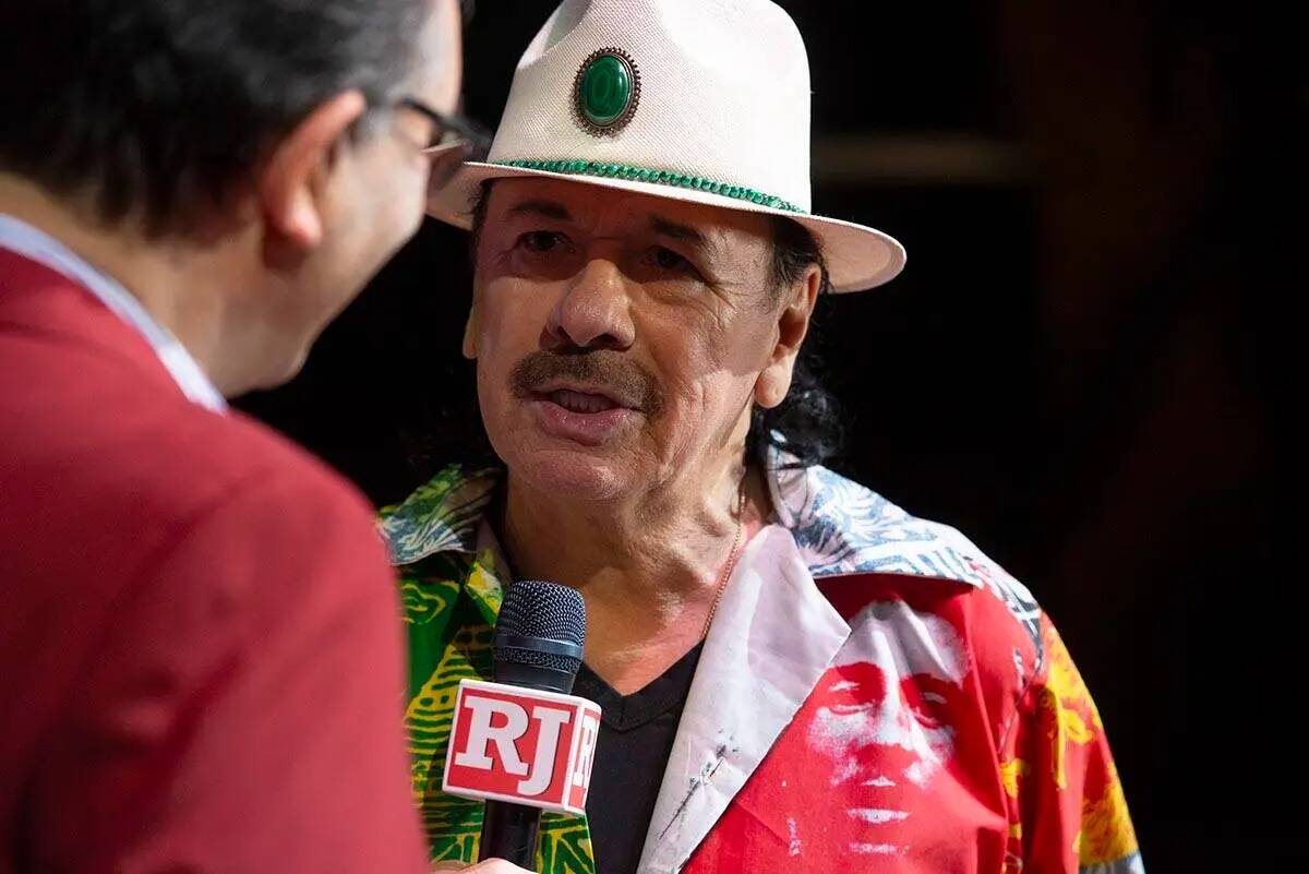 Carlos Santana habla con John Katsilometes del Review-Journal durante una rueda de prensa para ...