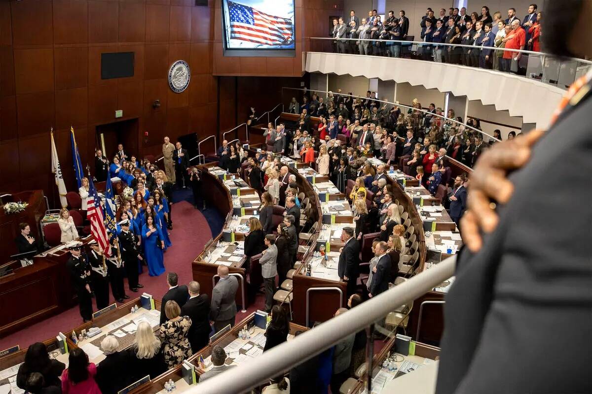 Los legisladores se ponen en pie para el juramento de lealtad mientras la Asamblea se reúne pa ...