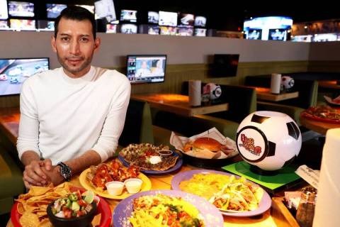 El vicepresidente de operaciones, Omar Benítez, con las ofertas de comida en el nuevo Ojos Loc ...