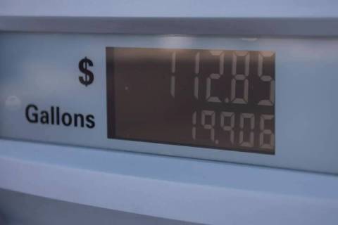 Un surtidor de gasolina en West Sahara Avenue muestra una transacción de 112.85 dólares el lu ...