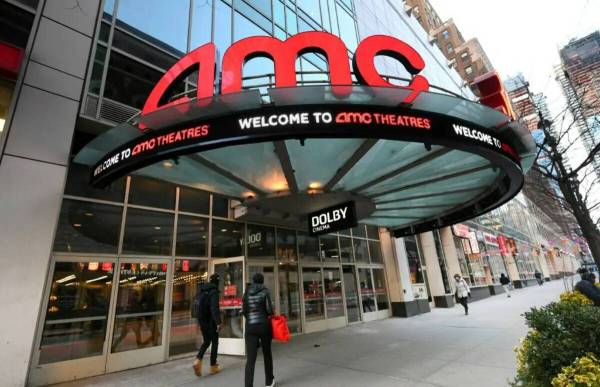 Un grupo de personas camina junto al cine AMC en 34th Street el 5 de marzo de 2021, en Nueva Yo ...