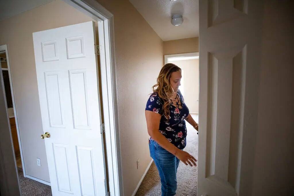 Amy Phinsee, compradora de su primera vivienda, observa una casa en venta en la zona noreste de ...