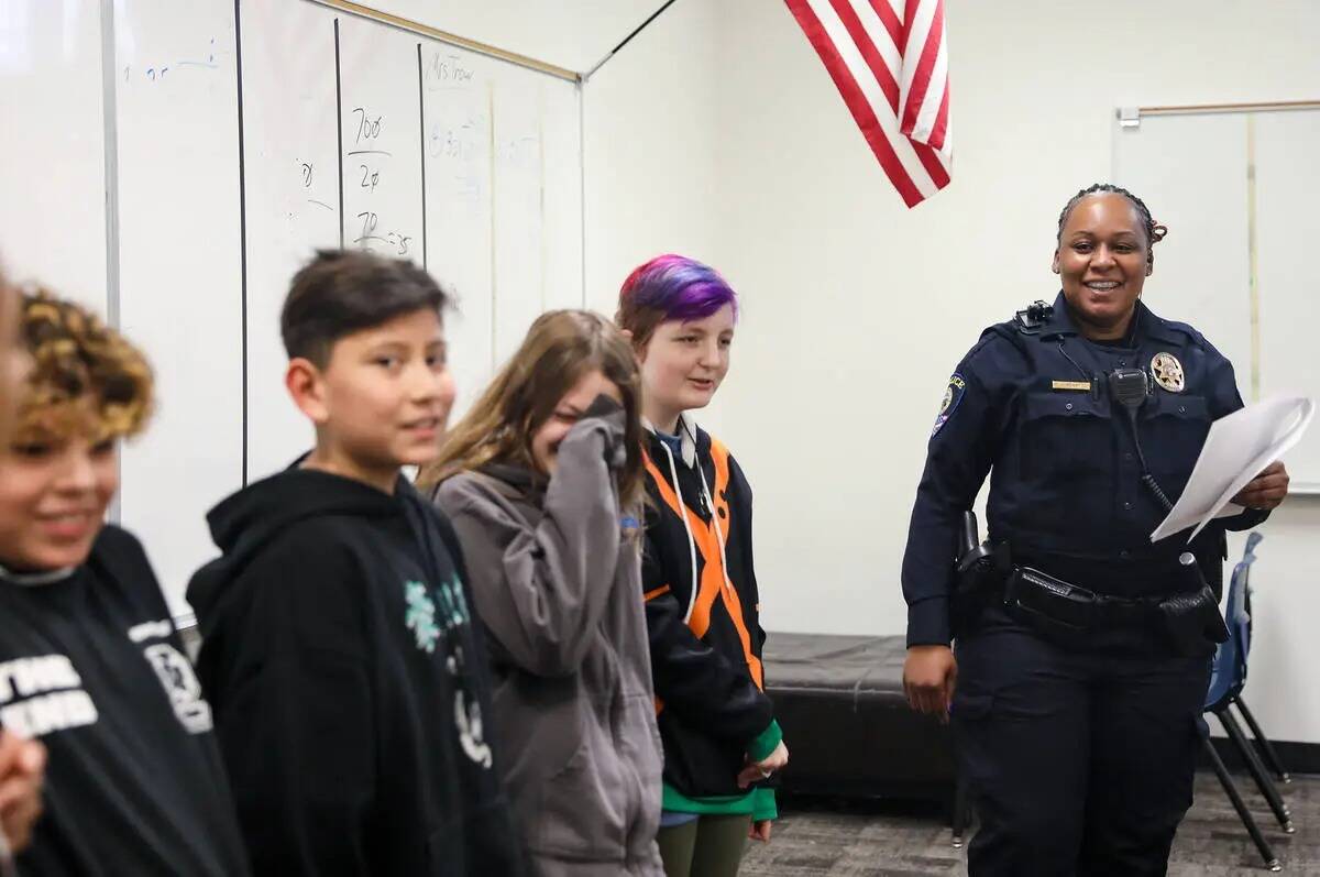 Artesia Henry, agente de policía del Distrito Escolar del Condado Clark, ríe con los niños m ...