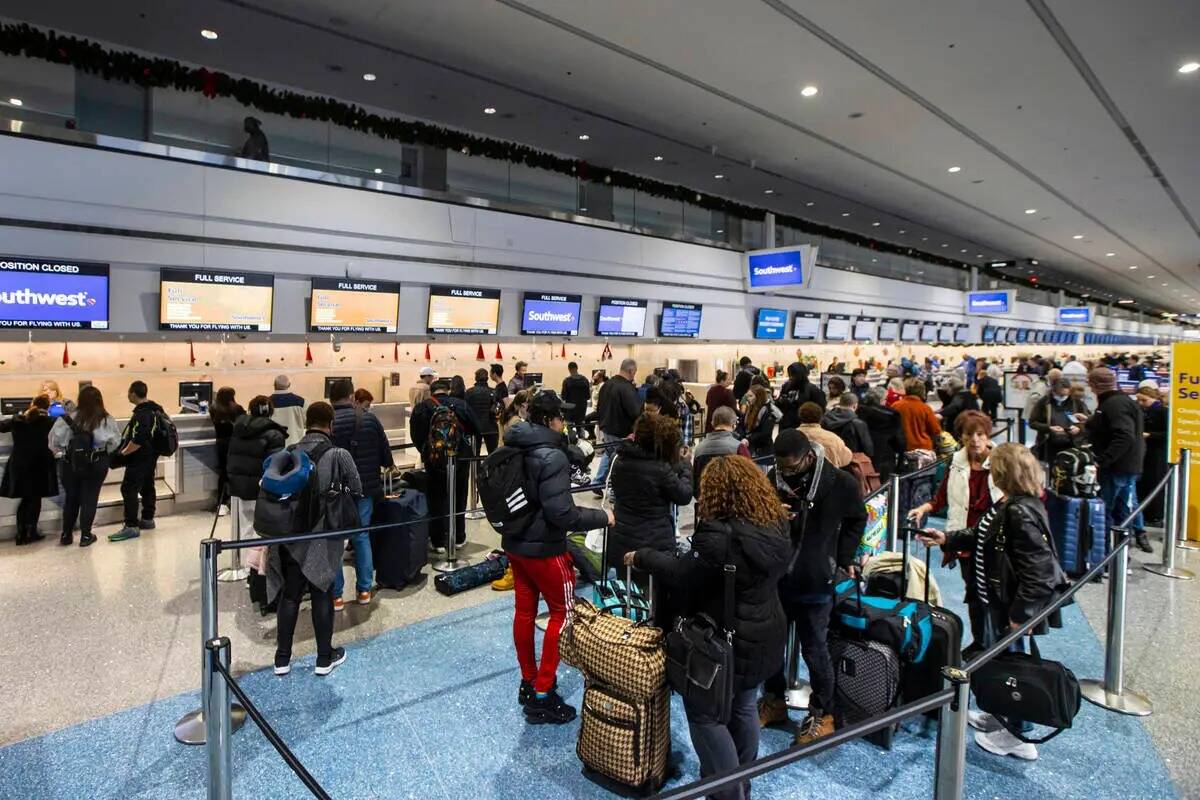 Pasajeros hacen fila para registrarse en Southwest Airlines en el Aeropuerto Internacional Harr ...