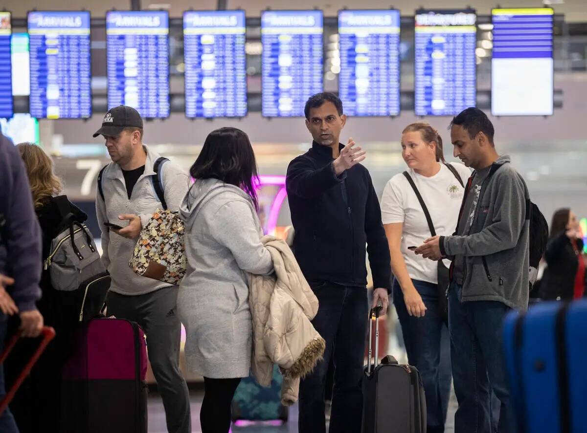 Viajeros caminan por la terminal 1 del Aeropuerto Internacional Harry Reid el domingo 27 de nov ...