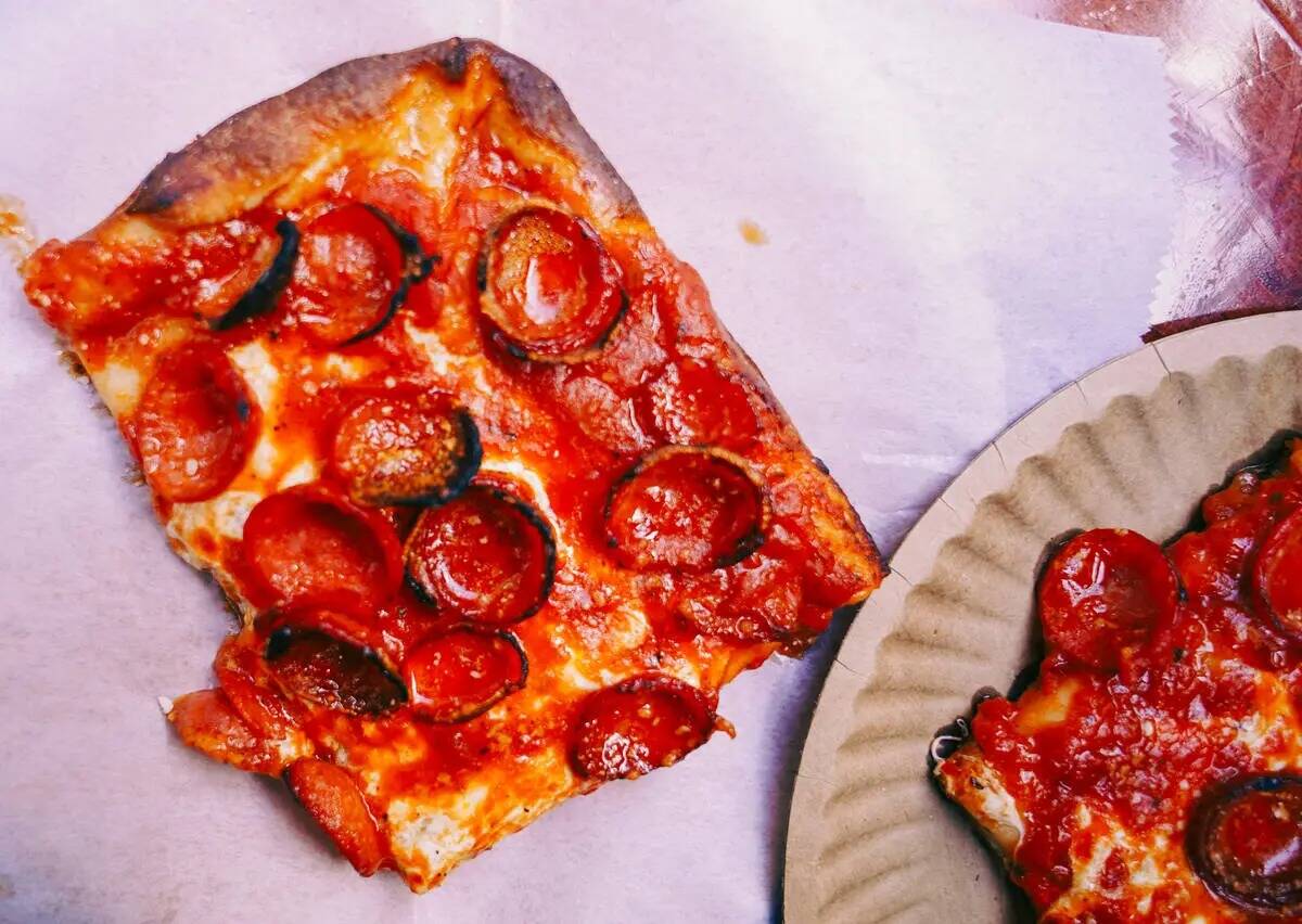 Una característica porción cuadrada de pizza de pepperoni de Prince Street Pizza, prevista pa ...