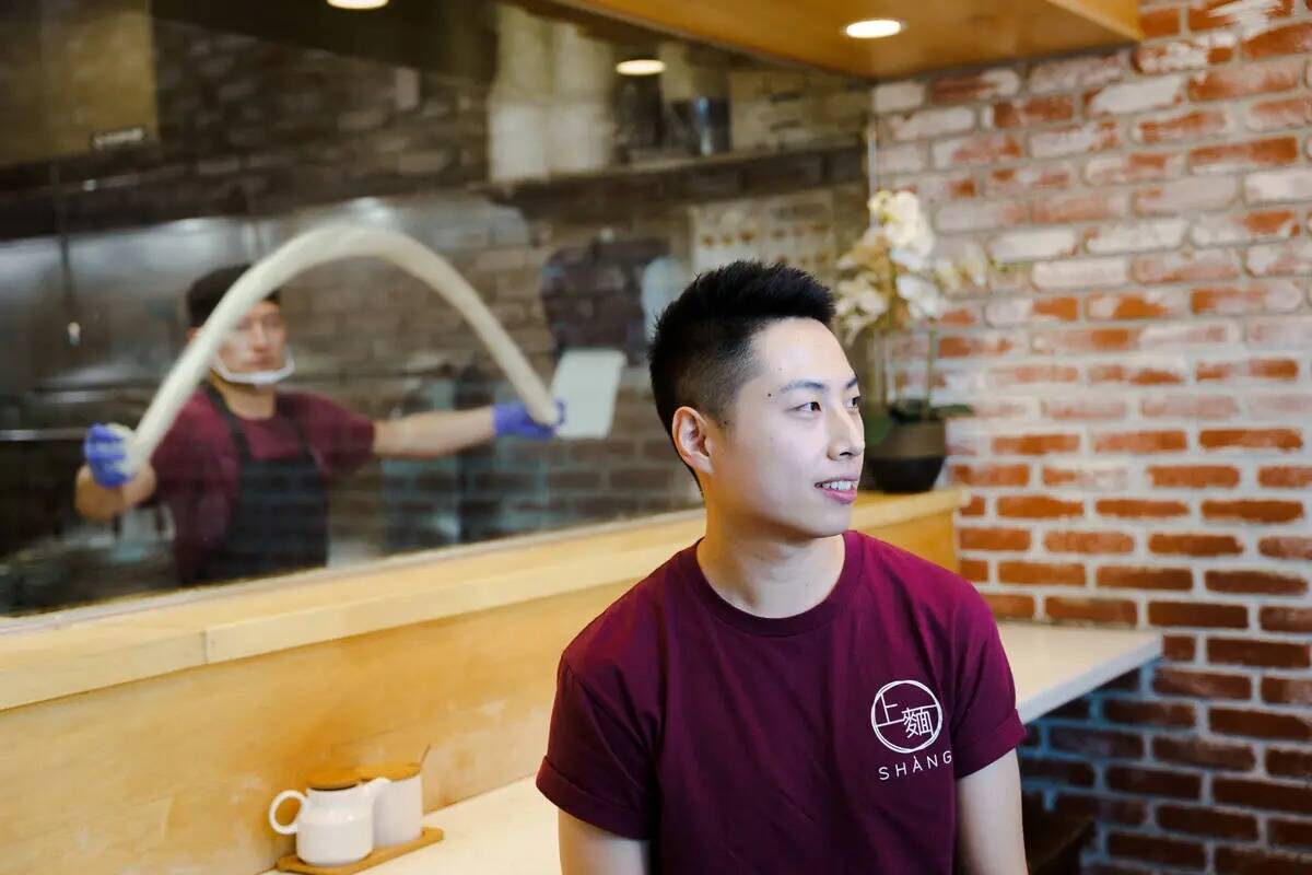 Sam Huang, de Shang Artisan Noodle, un proveedor local de Las Vegas que se instalará en la zon ...