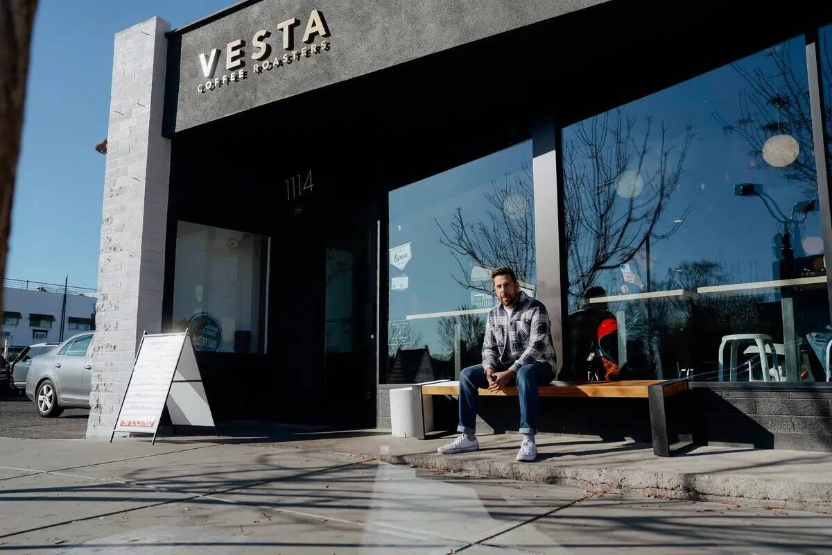 Jerad Howard, de Vesta Coffee Roasters, un proveedor local de Las Vegas que se instalará en la ...