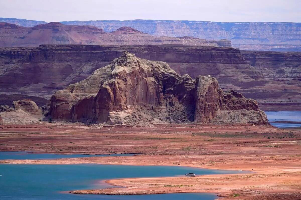 Se muestran los bajos niveles de agua en la Bahía de Wahweap en el Lago Powell a lo largo de l ...