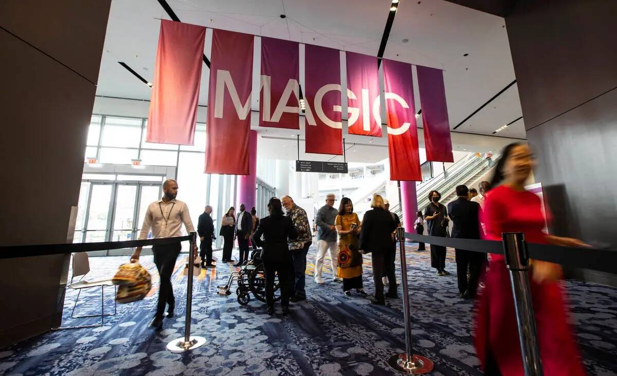 Los visitantes entran en una sala de exposiciones durante la feria de moda MAGIC Las Vegas el l ...