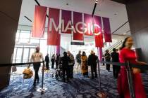 Los visitantes entran en una sala de exposiciones durante la feria de moda MAGIC Las Vegas el l ...