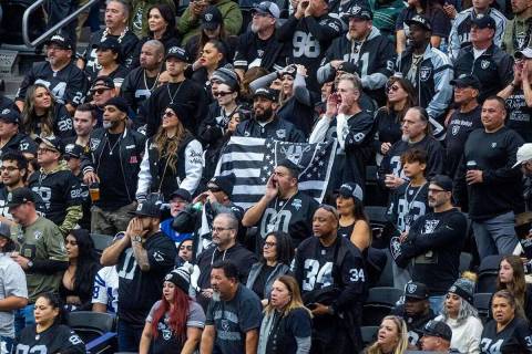 Fans de los Raiders un poco abatidos por otra anotación de los Indianapolis Colts durante la p ...