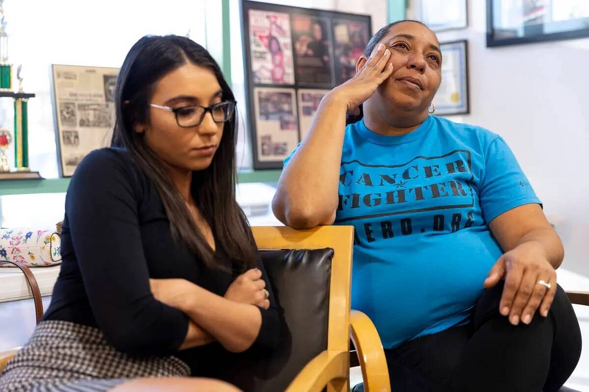 Navia González, a la derecha, con su hija Samantha Smith, son entrevistadas sobre la muerte de ...