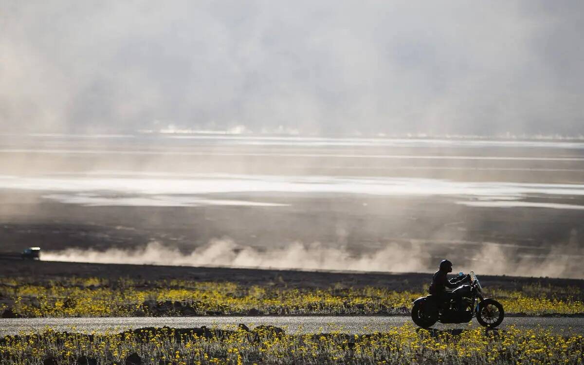 Una motocicleta circula por Badwater Road en el Death Valley National Park, California, el sáb ...