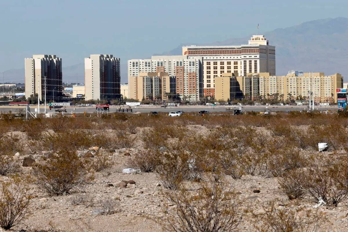 En la esquina sureste de Las Vegas Boulevard y Chartan Avenue se ve un terreno donde está prev ...